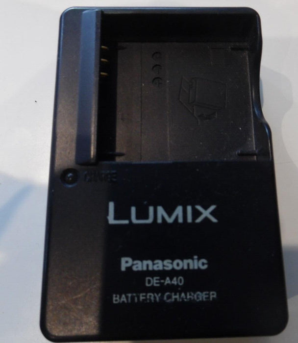 GENUINE PANASONIC LUMIX BATTERY CHARGER  MODEL: DE-A40 WITH FREE UK POSTAGE